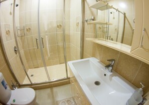 Dutxa, articles de tocador gratuïts, assecador de cabells i barnussos 