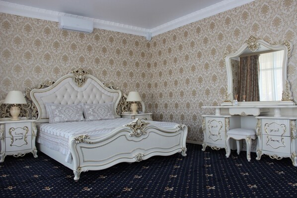 Suite panoràmica, vistes al riu | Minibar, escriptori, cortines opaques i planxa i posts de planxar 