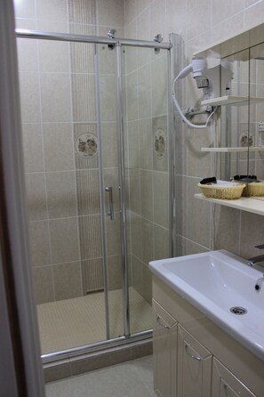 Phòng Suite có tầm nhìn toàn cảnh, quang cảnh sông | Phòng tắm | Buồng tắm vòi sen, đồ dùng nhà tắm miễn phí, máy sấy tóc 