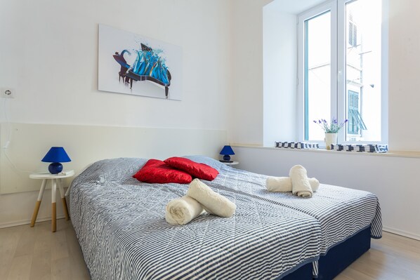 City-rum - 1 enkelsäng - icke-rökare - utsikt mot staden | Individuell inredning, unika möbler, skrivbord och ljudisolering