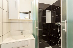 Kaupunkistudio, 1 yhden hengen sänky, kaupunkinäköala | Kylpyhuone | Suihku, ilmaiset hygieniatuotteet, hiustenkuivaaja, pyyhkeet