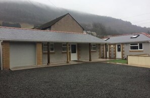 Chalet (3) | Terrace/patio - The Castle Inn & lodge (Newport)