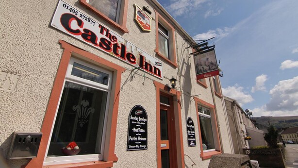 Il Castle Inn con insegna pubblicitaria per pranzi della domenica, buffet e deposito biciclette custodito.