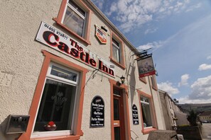 The Castle Inn with a signboard advertising Sunday lunches, buffets, and secure bike storage. - The Castle Inn & lodge (Newport)