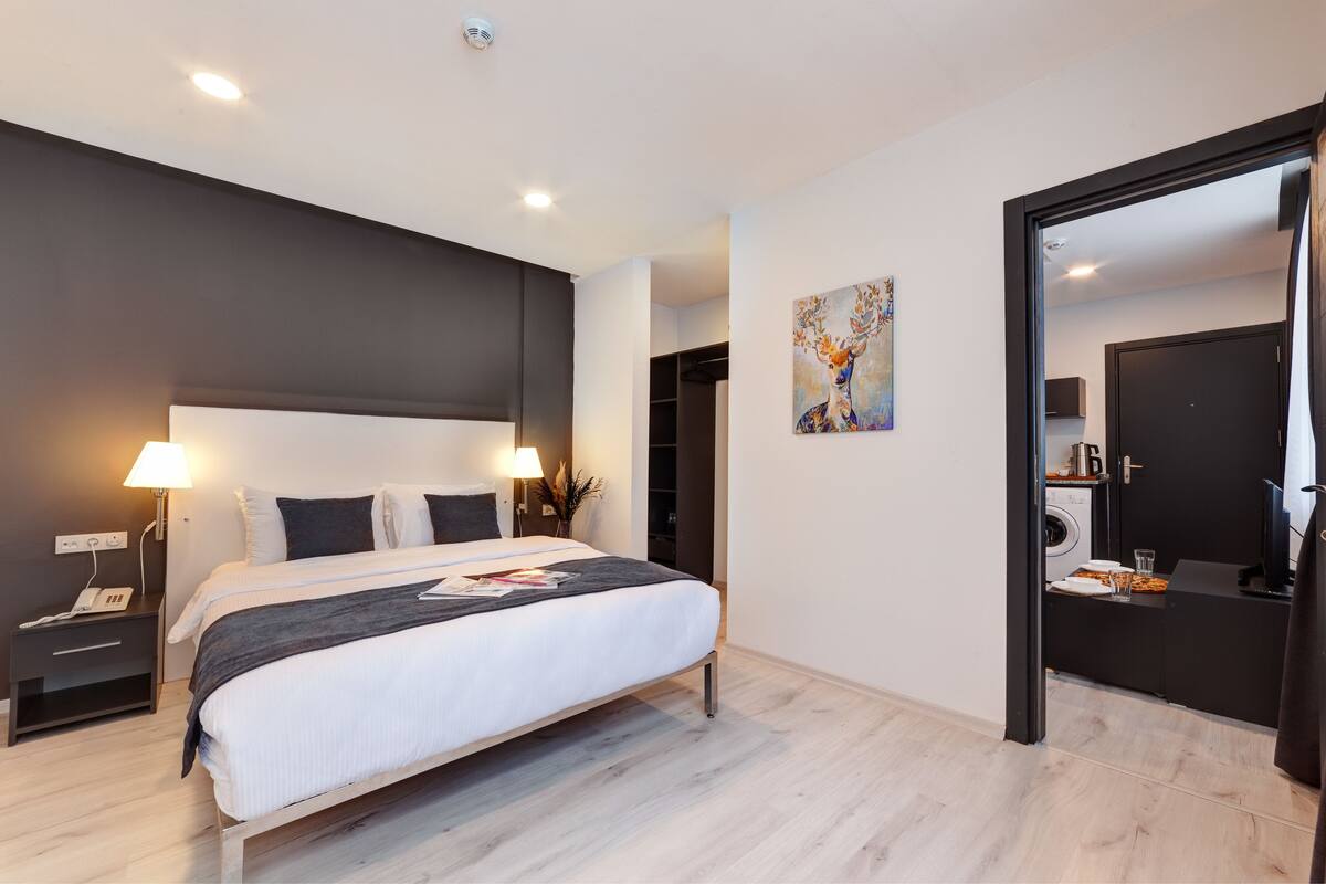 Deluxe Suite, 1 Bedroom | 1 bedroom, minibar, in-room safe, soundproofing