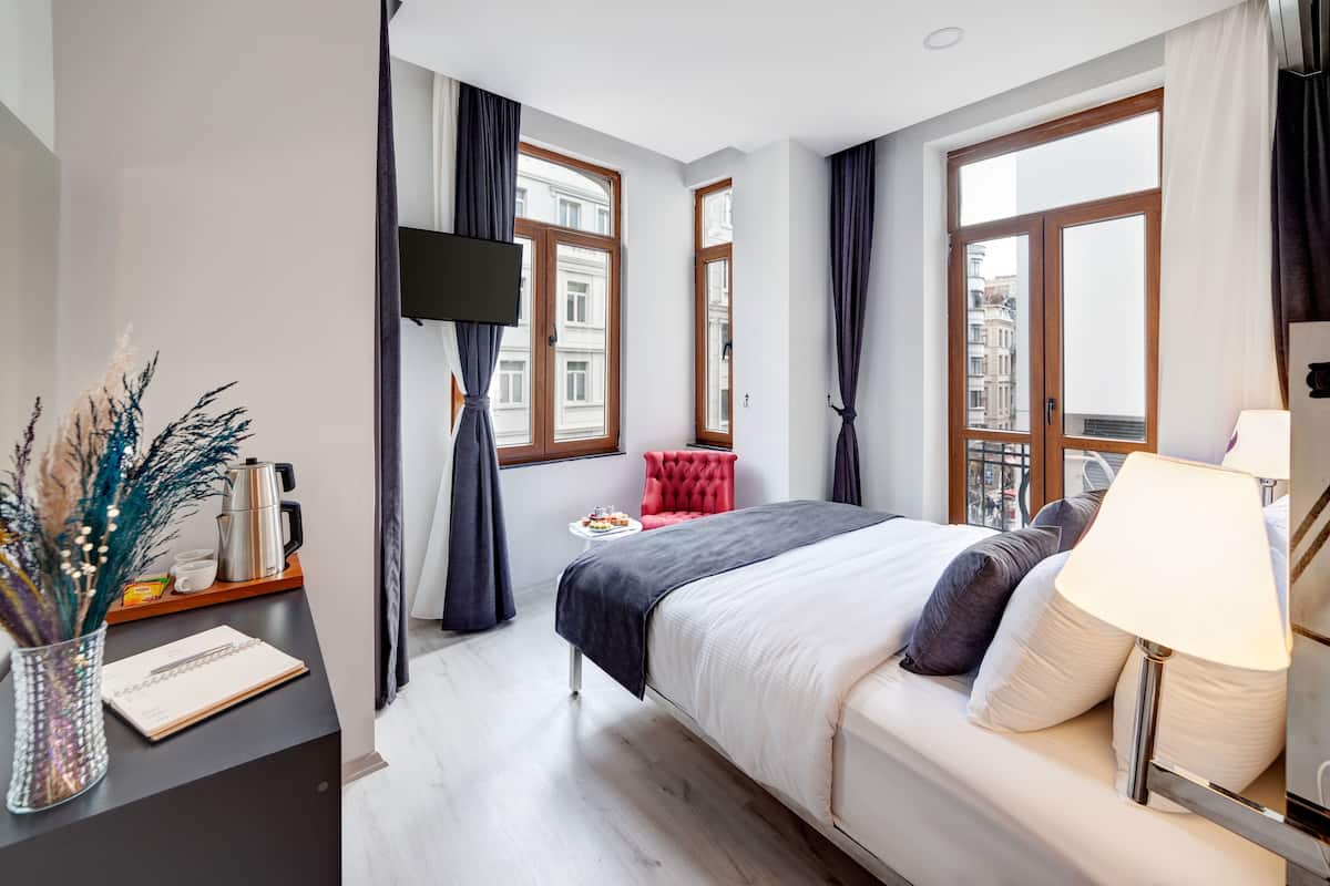 Junior Suite | 1 bedroom, minibar, in-room safe, soundproofing