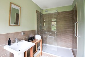 Designer-Toilettenartikel, Haartrockner, Bademäntel, Handtücher