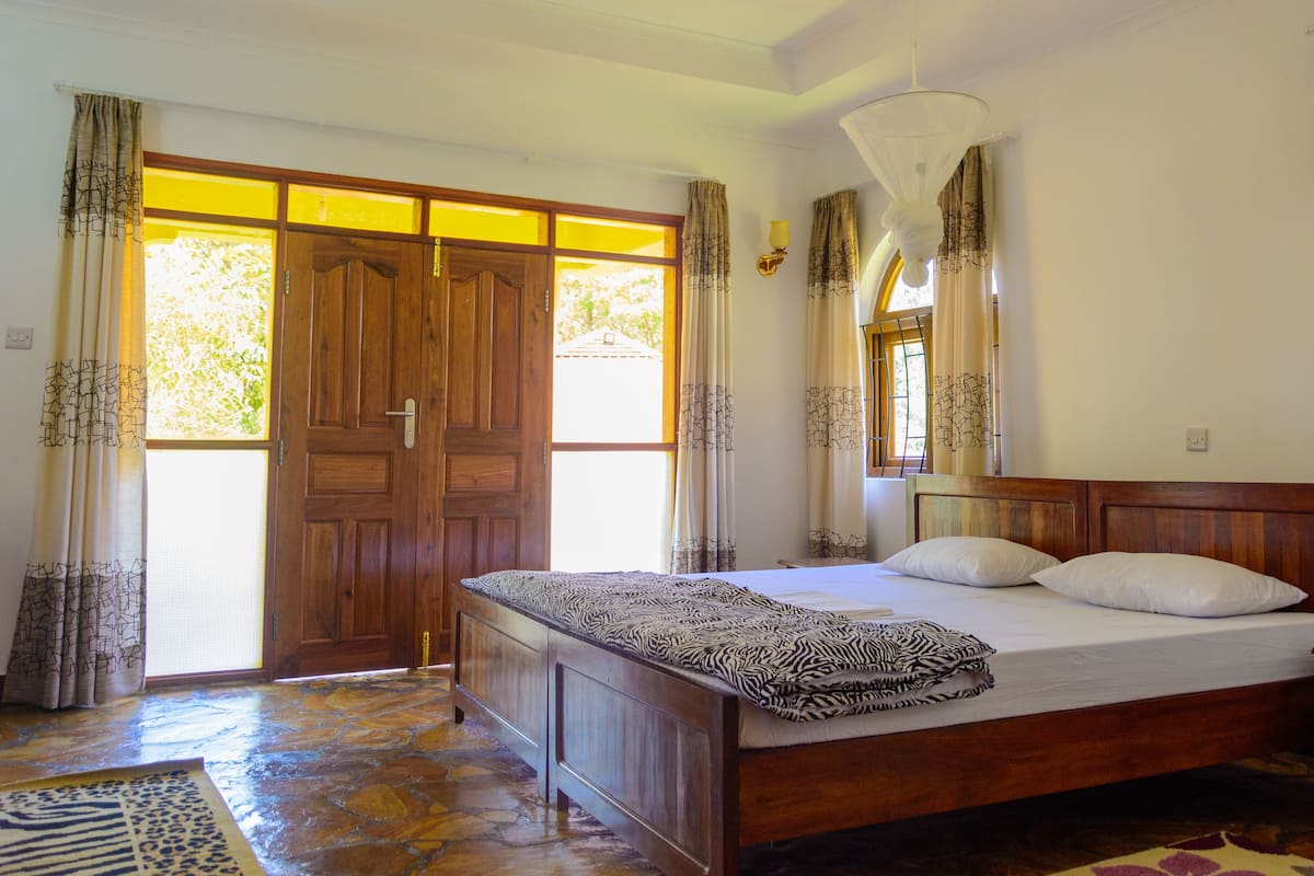 Dobbelt- eller tomannsrom – standard, hageutsikt | Skrivebord, blendingsgardiner, barnesenger og wi-fi (inkludert)