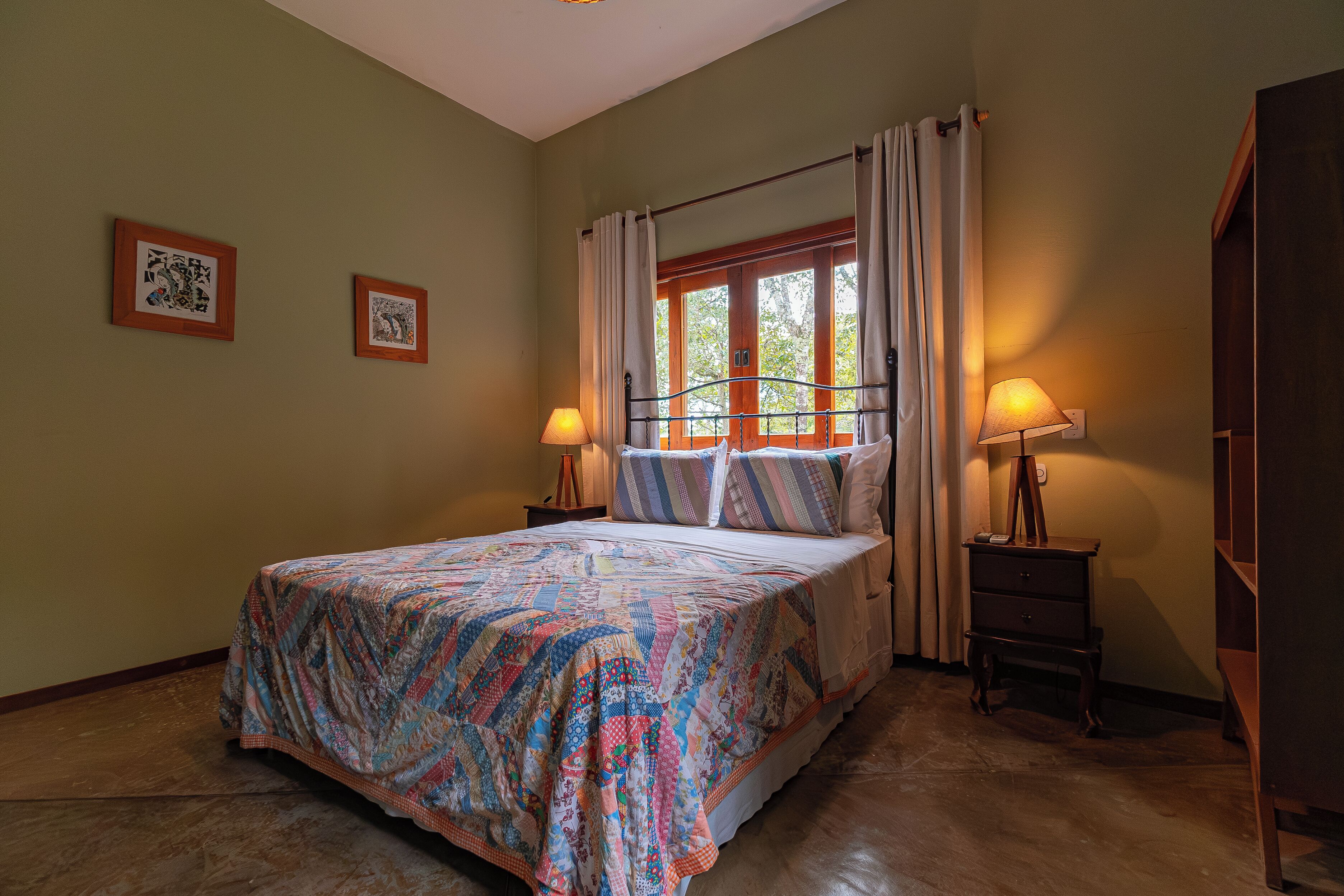 Minibar, cortinas blackout, tabla de planchar con plancha y wifi gratis 