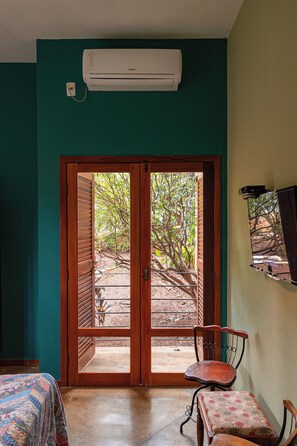 Habitación doble estándar, 1 cama Queen size | Minibar, cortinas blackout, tabla de planchar con plancha y wifi gratis 