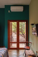 Minibar, cortinas blackout, tabla de planchar con plancha y wifi gratis