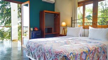 Frigobar, cortinas blackout, ferros/tábuas de passar roupa