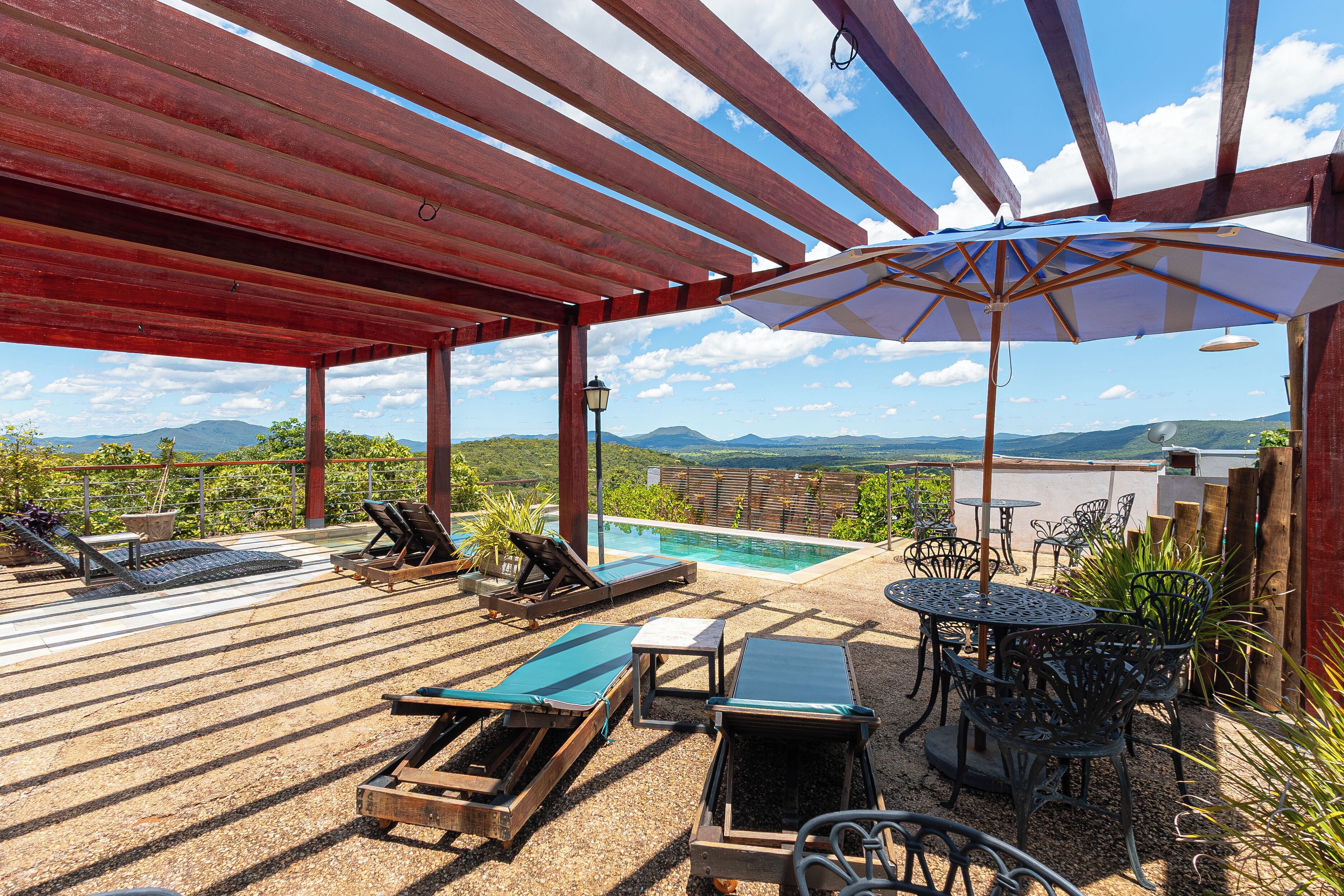 Piscine extérieure, parasols de plage, chaises longues
