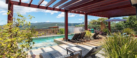 AuĂenpool, geöffnet von 09:00 Uhr bis 22:00 Uhr, Sonnenschirme