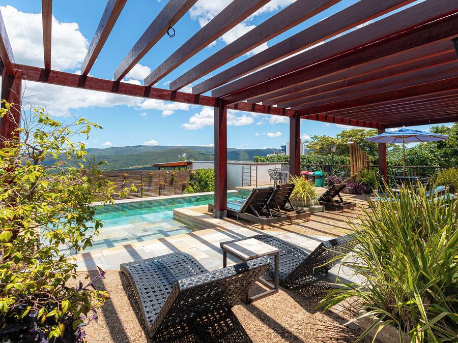 Ulkouima-allas avoinna 9.00–22.00, aurinkovarjoja, aurinkotuoleja