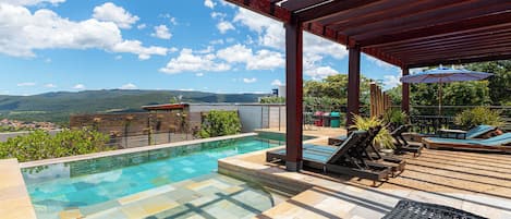 Una piscina al aire libre (de 09:00 a 22:00), sombrillas, tumbonas