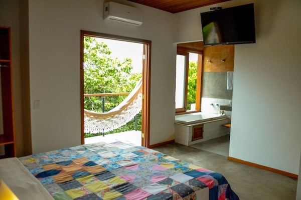 Minibar, cortinas blackout, tabla de planchar con plancha y wifi gratis