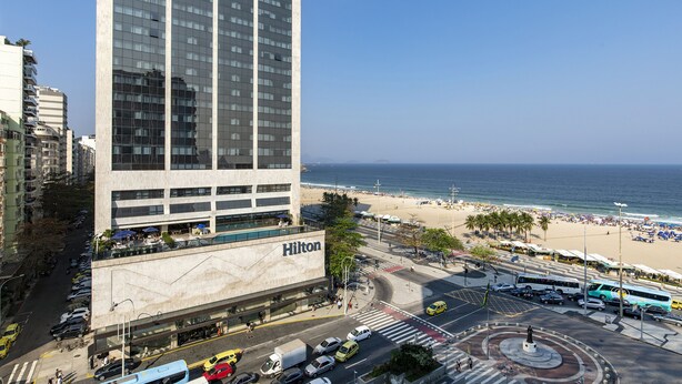 Un hotel moderno con vistas a la playa y al océano.