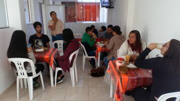 Desayuno continental gratuito y diario