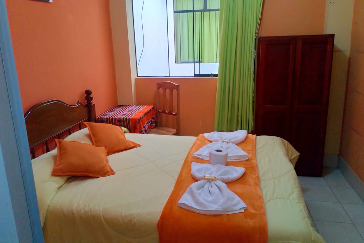 Tabla de planchar con plancha, wifi gratis, ropa de cama