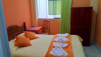 Tabla de planchar con plancha, wifi gratis, ropa de cama