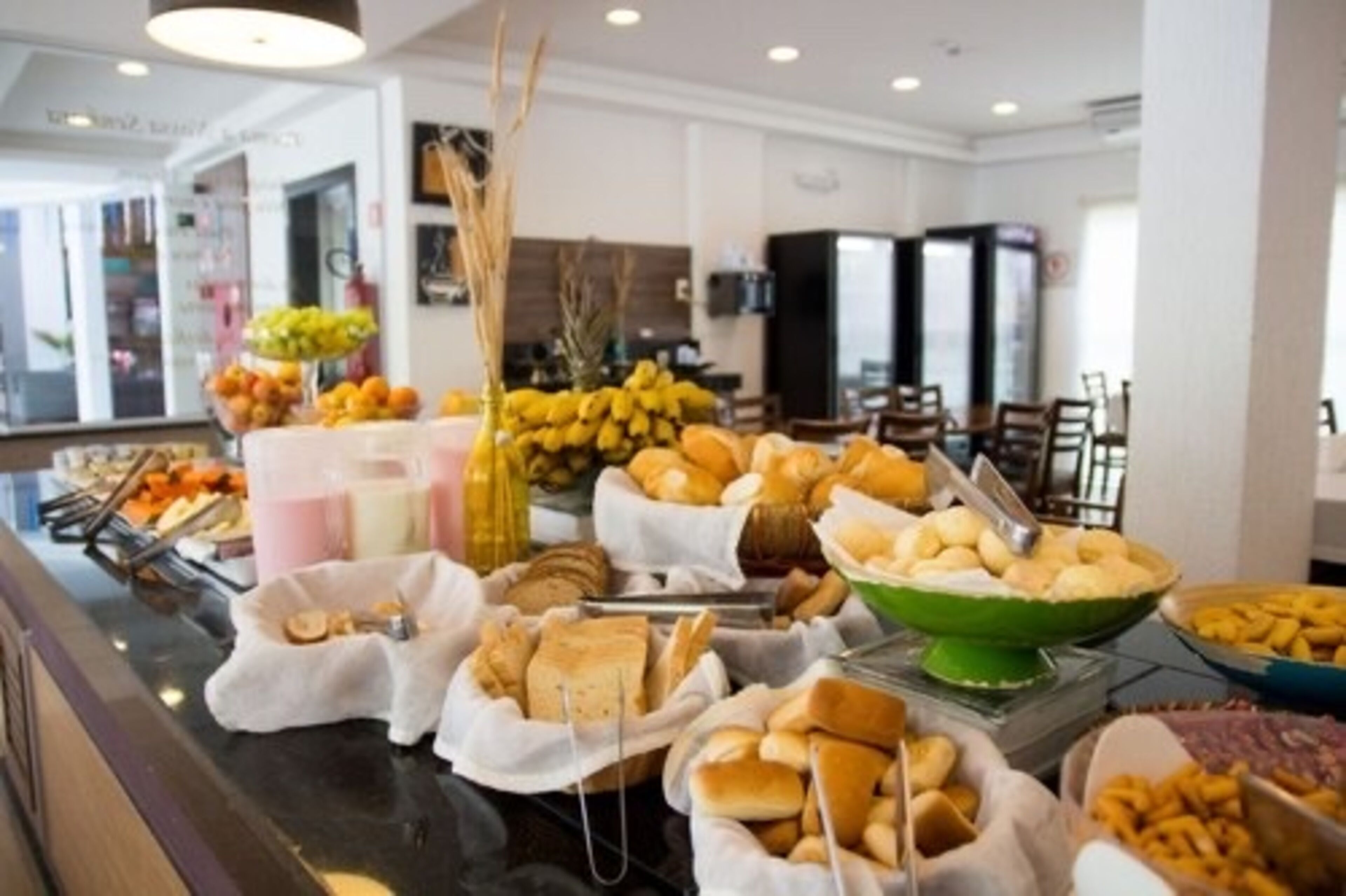 بوفيه فطور مجانًا يوميًا