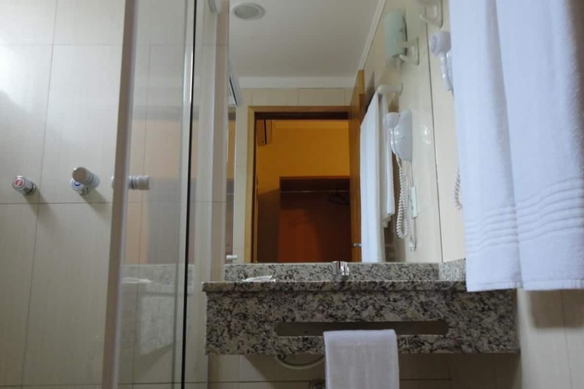 shower, rainfall showerhead, free toiletries, hair dryer