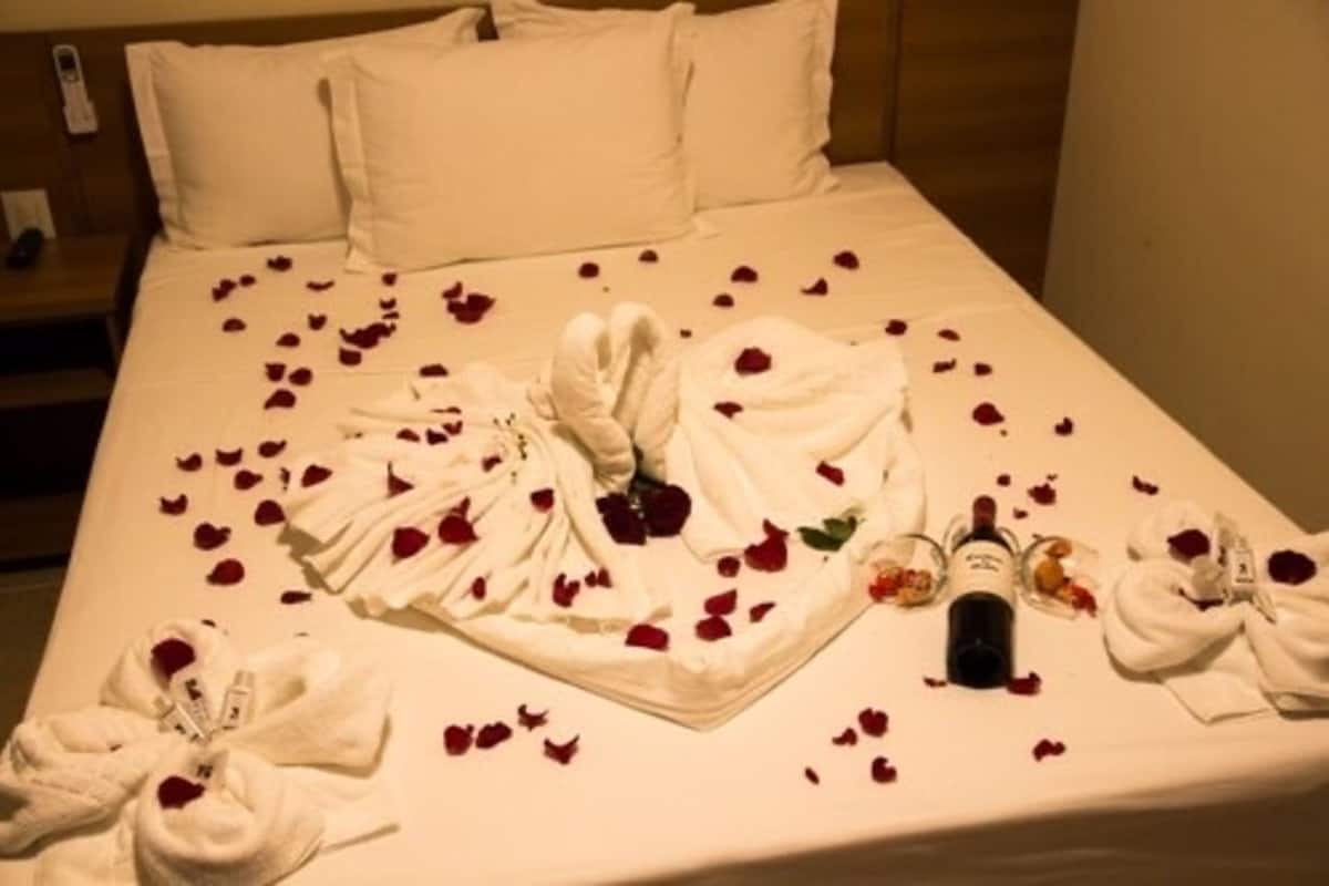 deluxe double room, 1 queen bed | hypo-allergenic bedding, minibar, in-room safe, desk