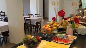 Buffet com frutas, legumes e alimentos prontos.