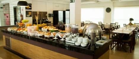 Petit déjeuner et dßner servis sur place