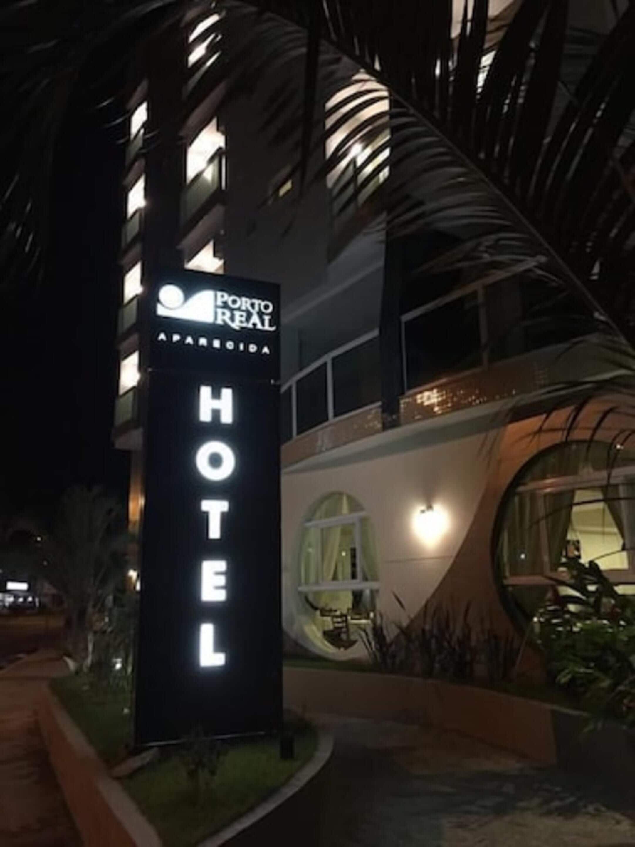 Segnaletica di un hotel con la scritta 'PORTO REAL APARADIMEDORA' e 'HOTEL'.