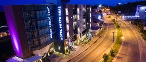 Façana frontal de l'allotjament (vespre/nit)