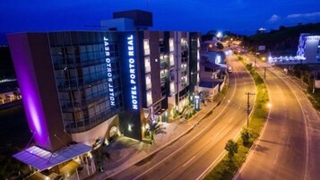 Fachada de la propiedad por la tarde o noche