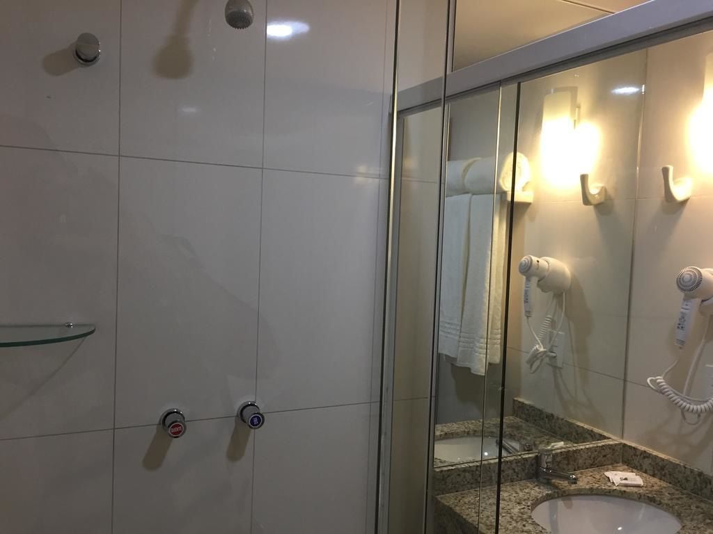 shower, rainfall showerhead, free toiletries, hair dryer