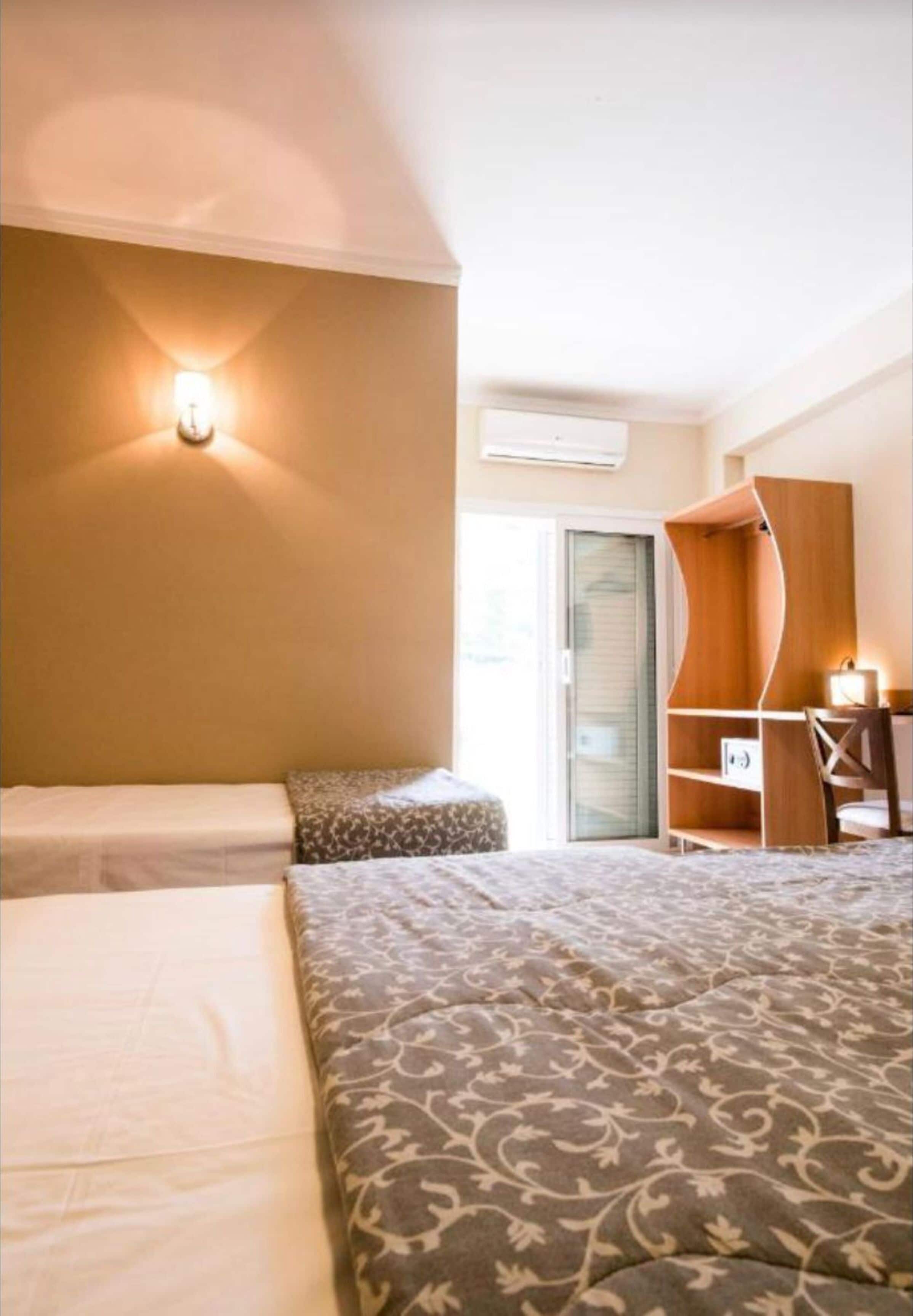 deluxe triple room | hypo-allergenic bedding, minibar, in-room safe, desk