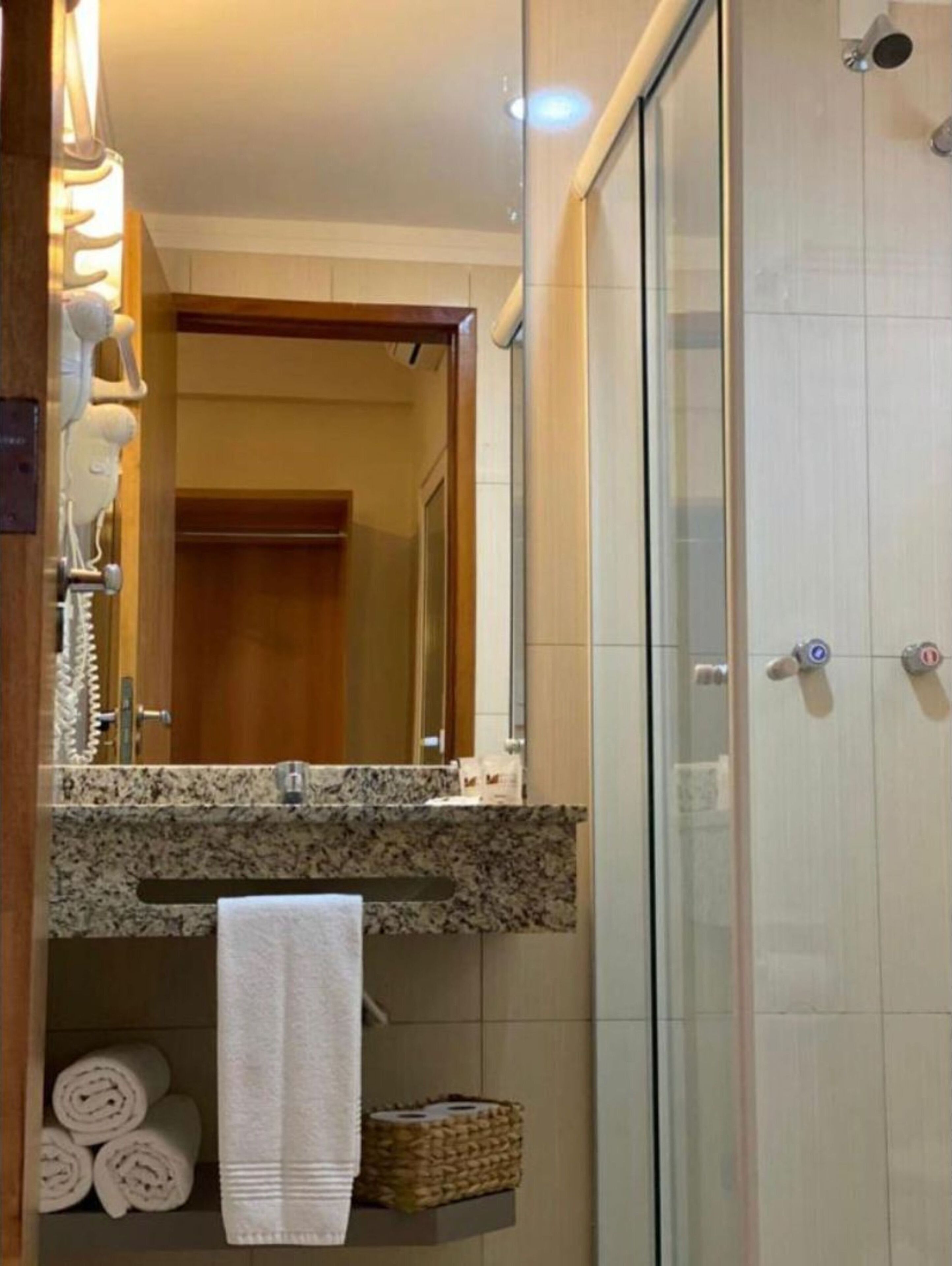 shower, rainfall showerhead, free toiletries, hair dryer