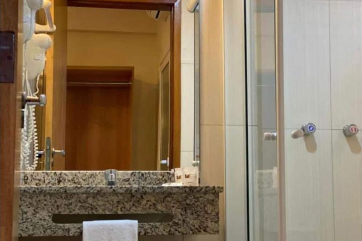 shower, rainfall showerhead, free toiletries, hair dryer