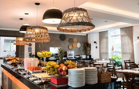 Breakfast and dinner served . Hotel Porto Real Aparecida