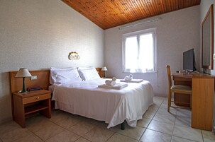 Habitación doble, 1 cama de matrimonio | Caja fuerte, escritorio, cortinas opacas y cunas (de pago)