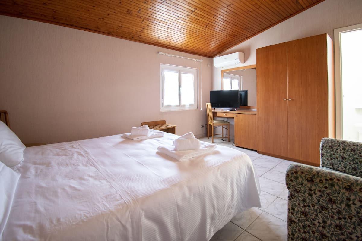 triple room | in-room safe, desk, blackout curtains, cots/infant beds