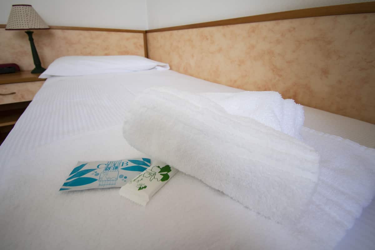Coffres-forts dans les chambres, bureau, rideaux occultants
