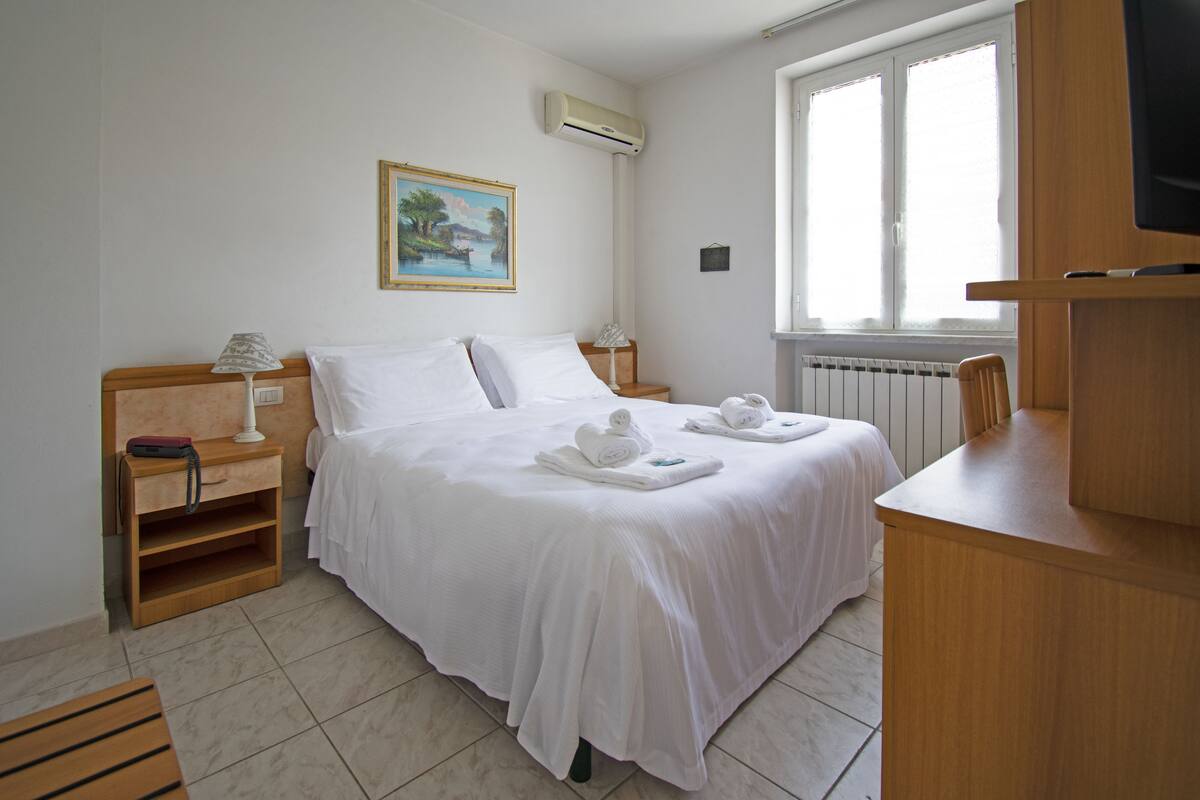 Double Room, 1 Queen Bed | In-room safe, desk, blackout drapes, WiFi (free)