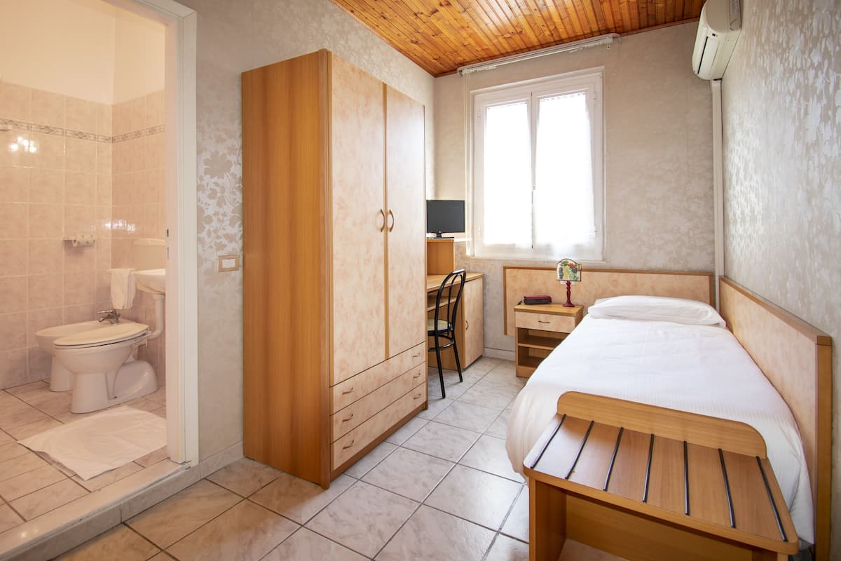 Single Room, 1 Twin Bed | In-room safe, desk, blackout drapes, WiFi (free)