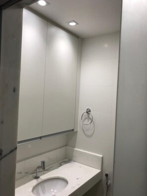 Apartment, 1 Double Bed with Sofa bed | Bathroom | Shower, towels - Rio Rentals 021 - C004 Studio (Rio de Janeiro)