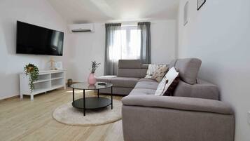 Apartamento, várias camas, vista para o mar | Cozinha privada | Geladeira grande, fogão, cooktop, lava-louças