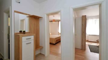 Departamento, varias camas, vista al jardín | 2 habitaciones, escritorio, wifi gratis y ropa de cama