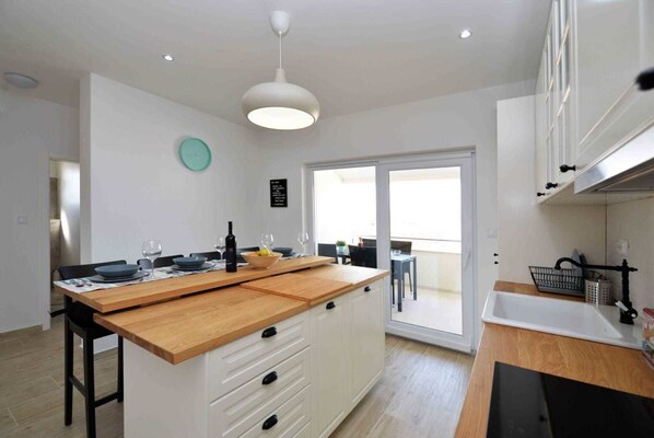 Appartement, plusieurs lits, vue mer | Cuisine privée