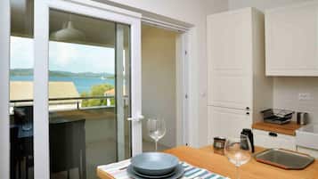 Departamento, varias camas, vista al mar | Cocina privada | Refrigerador con congelador, horno, parrilla de estufa y lavavajillas