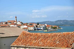 Appartement, plusieurs lits, vue mer | Vue depuis le balcon