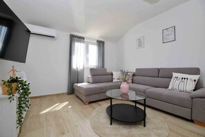 Apartamento, varias camas, vistas al mar | Cocina privada | Frigorífico grande, horno, placa de cocina y lavavajillas